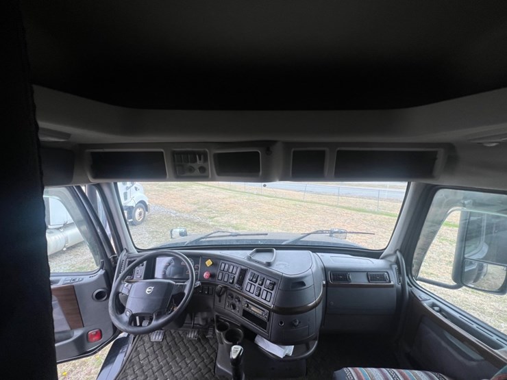 #31955-•-2012-volvo-vnl-tandem-axle-truck-tractor-image-33