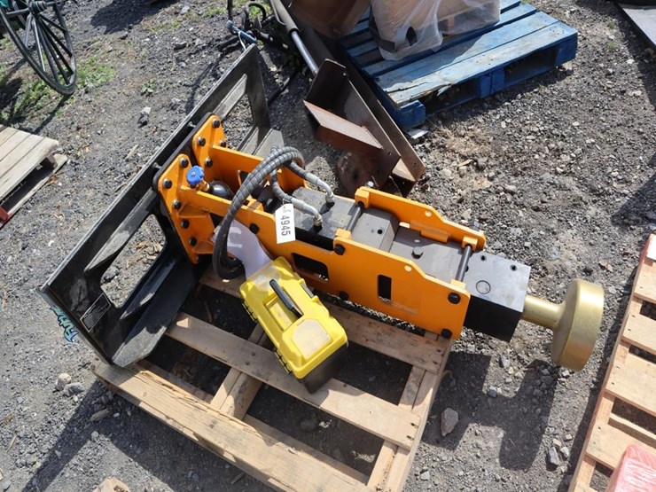 future-skid-steer-post-driver-image-1