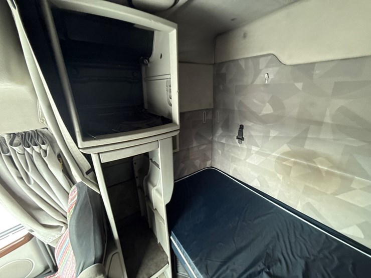 #31952-•-2010-volvo-vnl-tandem-axle-truck-tractor-image-40