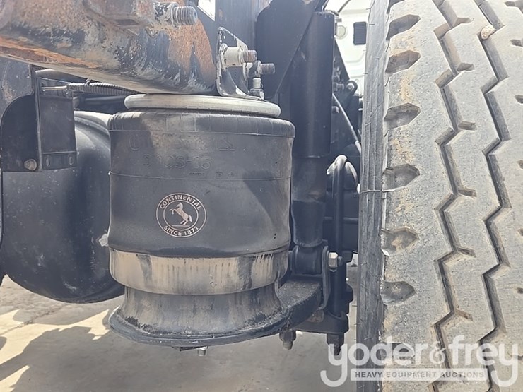 2011-freightliner-cascadia-125-image-31