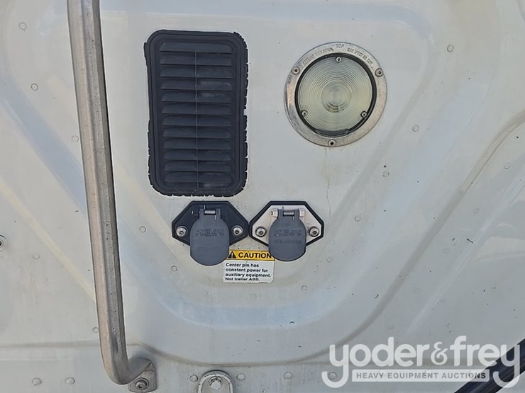 2011-freightliner-cascadia-125-image-19