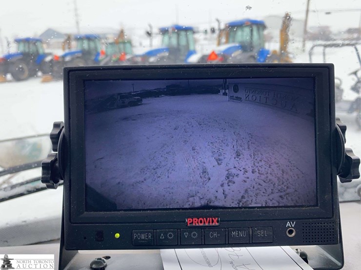 2011-freightliner-m2-106-image-15