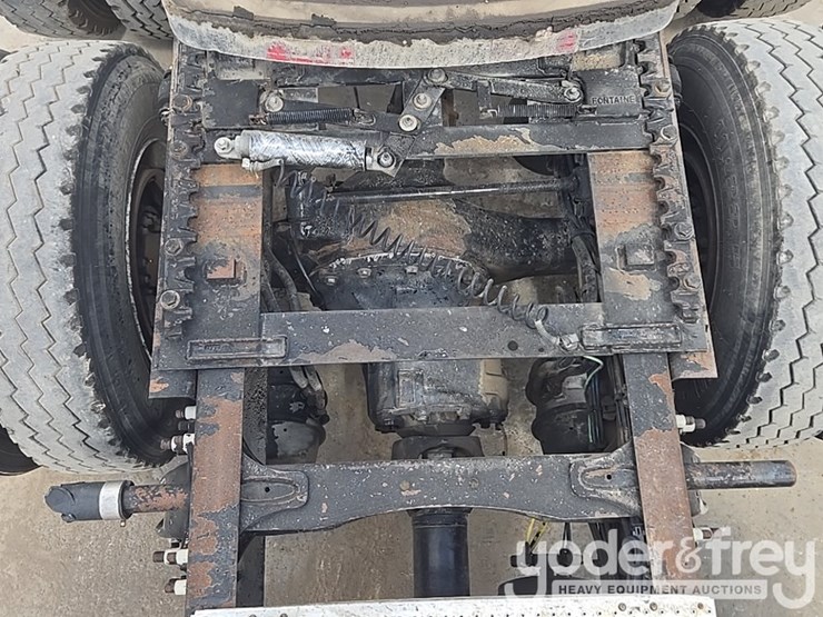 2011-freightliner-cascadia-125-image-40