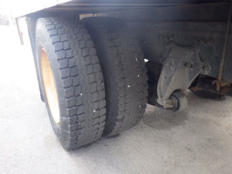 2019-freightliner-m2-106-image-4