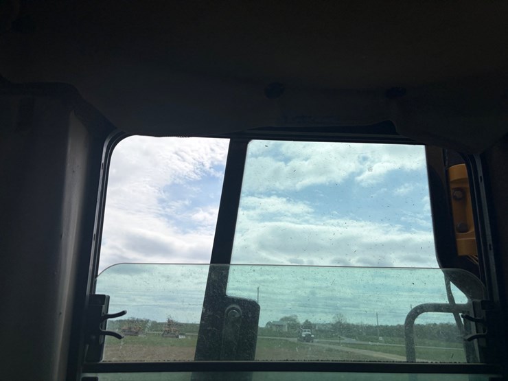 deere-750c-lt-image-32