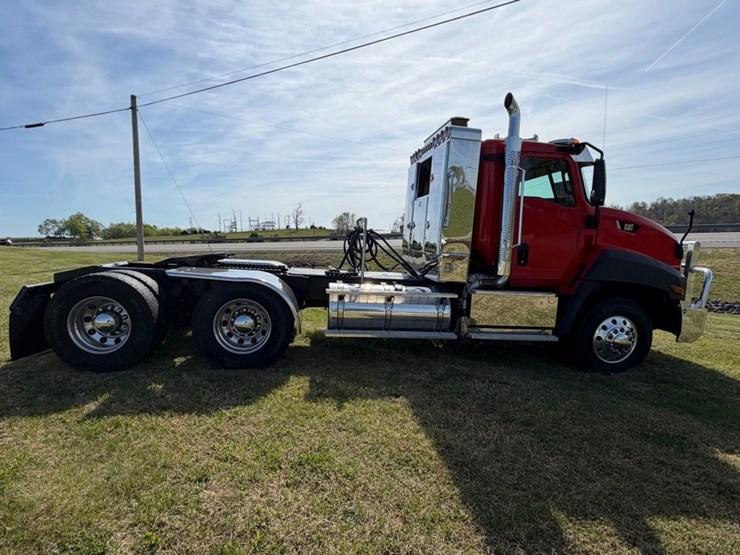 #31771-•-2015-caterpillar-tandem-axle-truck-tractor-image-10