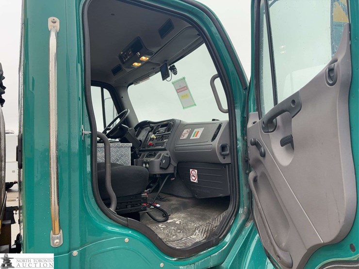 2012-freightliner-m2-106-image-36