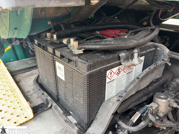 2012-freightliner-m2-106-image-53