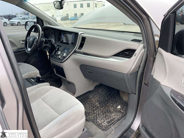 2015-toyota-sienna-image-20