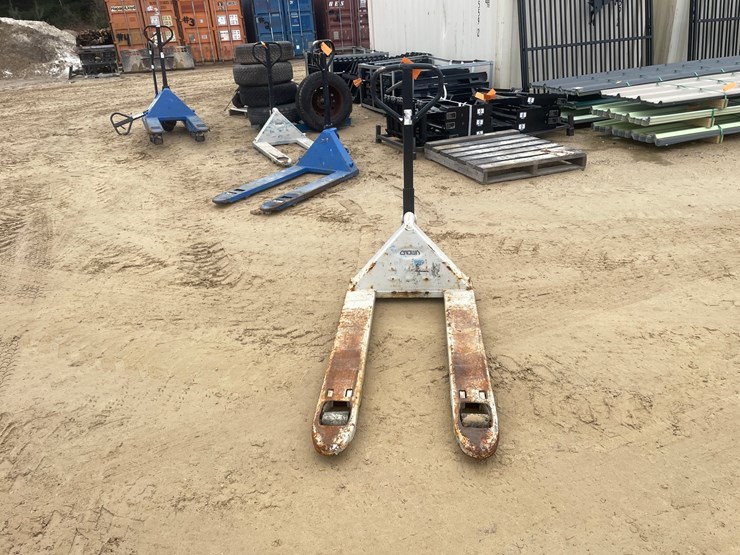 #3916-•-crown-5,000-lbs.-pallet-jack-image-2