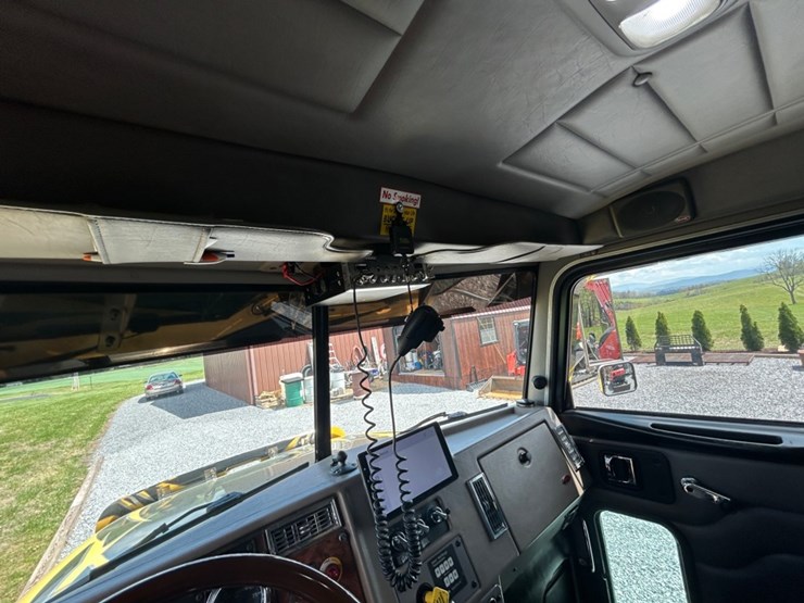 2005-peterbilt-335-image-28