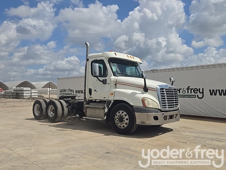 2011-freightliner-cascadia-125-image-7