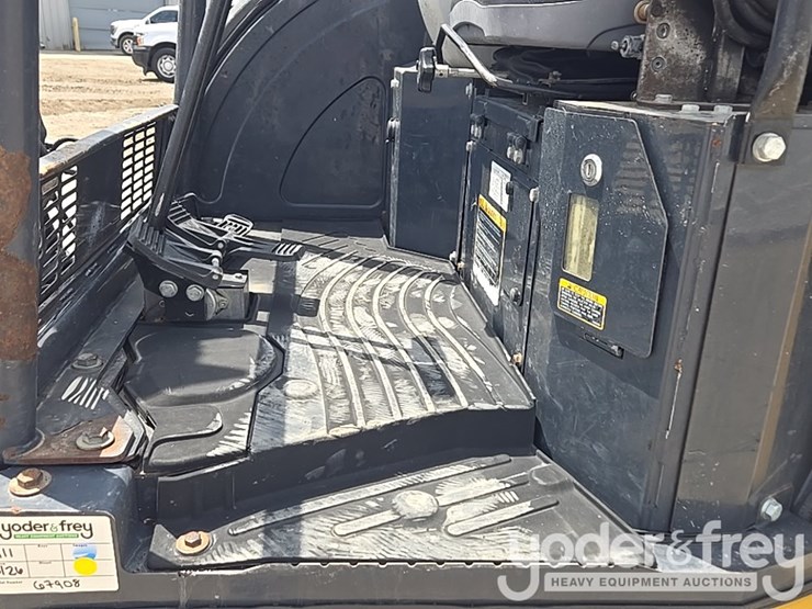 2022-deere-26g-image-57