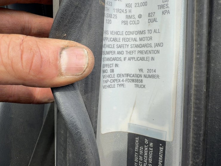 2015-peterbilt-567-image-35