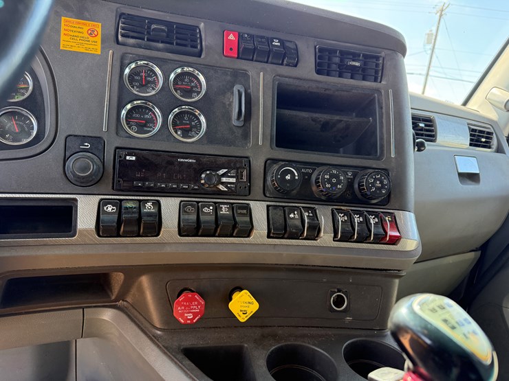 2016-kenworth-t880-image-17