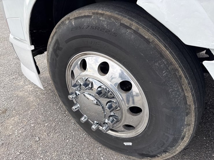 #31952-•-2010-volvo-vnl-tandem-axle-truck-tractor-image-27