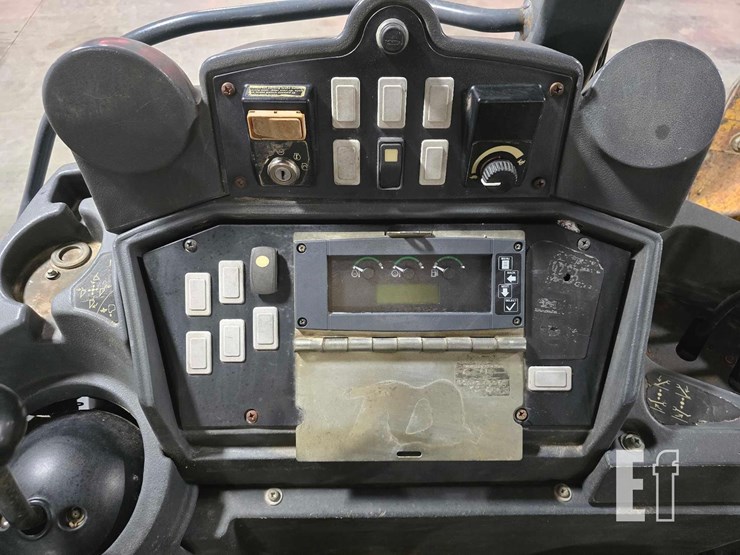 2011-deere-310j-image-23