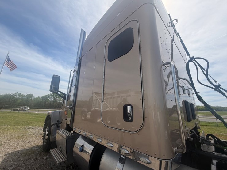2019-peterbilt-567-image-22