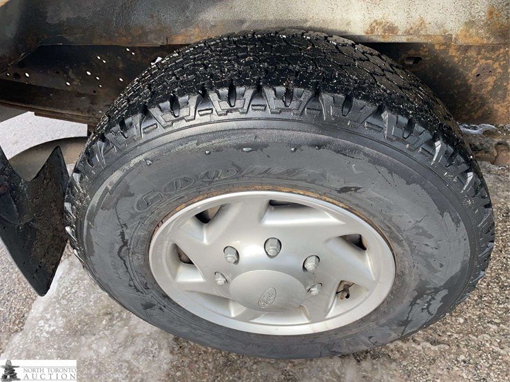 2010-ford-cargo-image-21