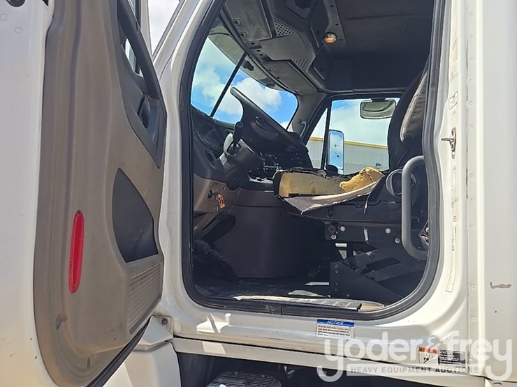 2011-freightliner-cascadia-125-image-65