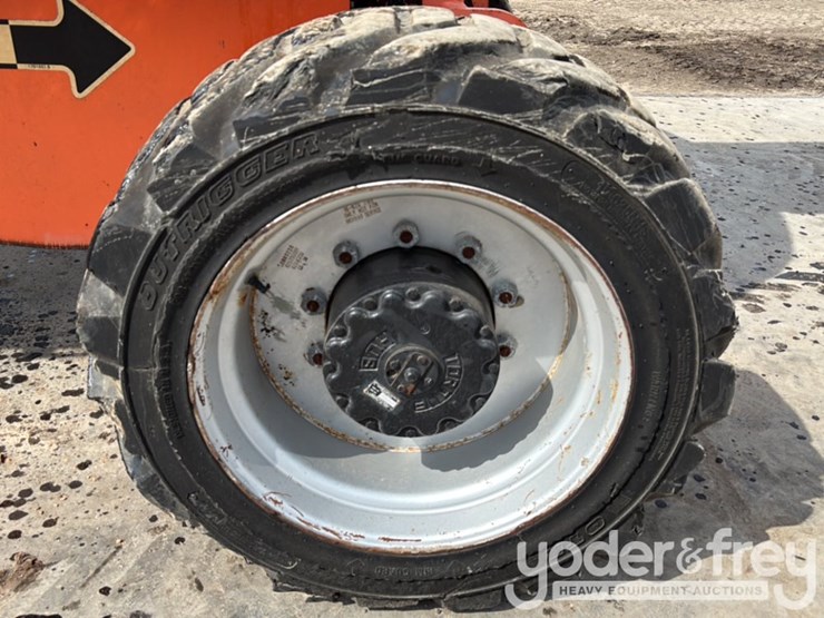 2014-jlg-800aj-image-10