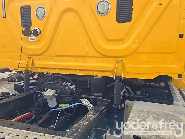 2012-freightliner-cascadia-125-image-28