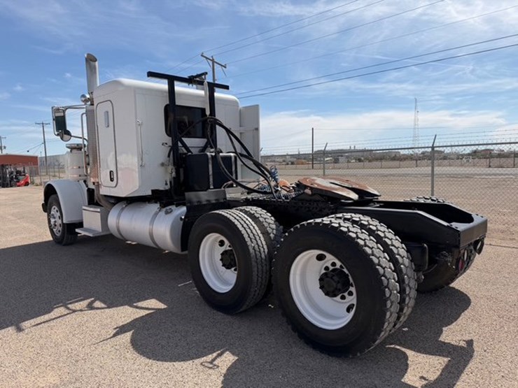 2009-peterbilt-388-image-10
