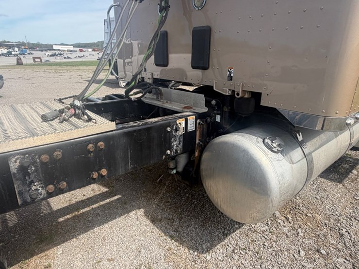2019-peterbilt-567-image-13