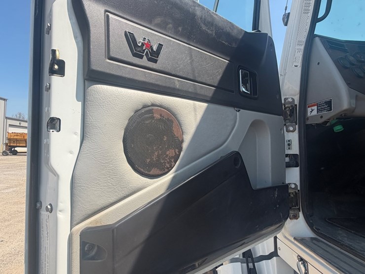 2016-western-star-4700-image-44