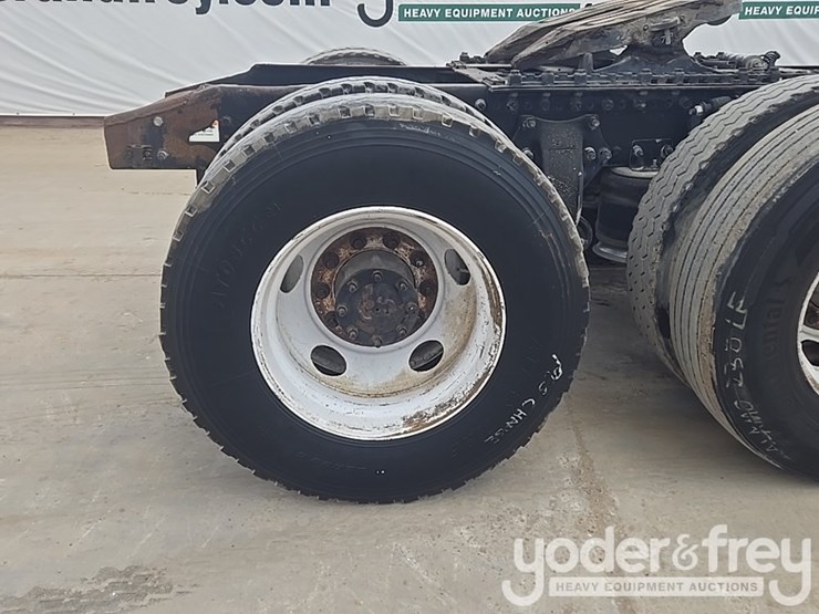 2011-freightliner-cascadia-125-image-20