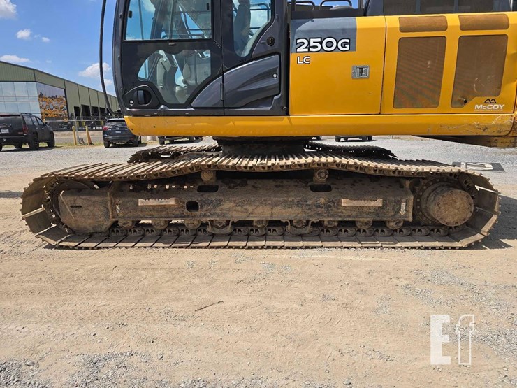 2018-deere-250g-lc-image-30