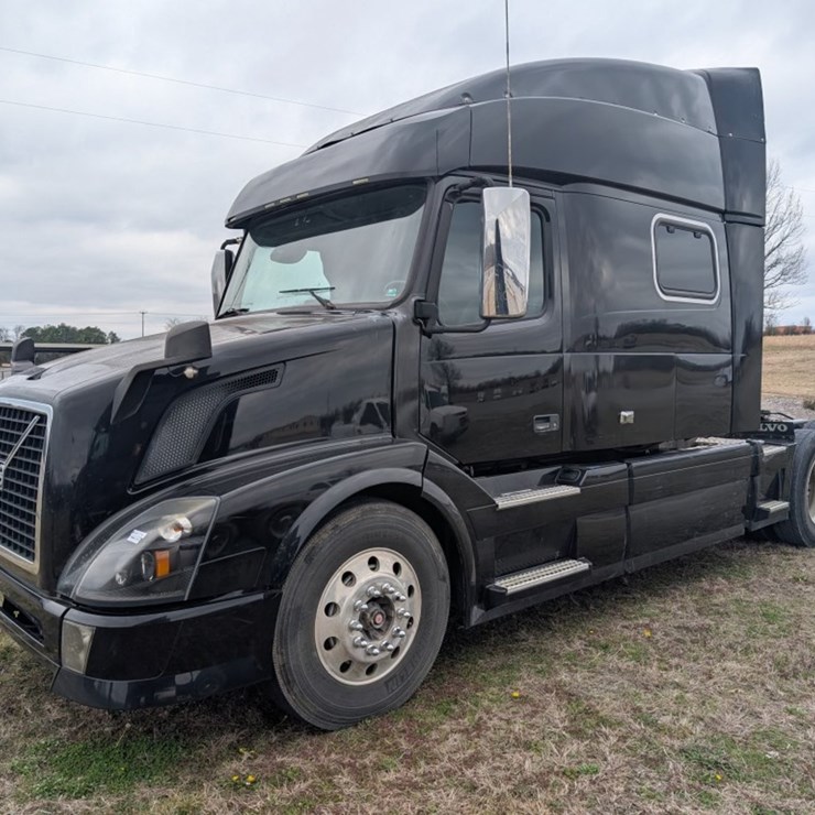 #31951 • 2015 VOLVO VNL TANDEM AXLE TRUCK TRACTOR