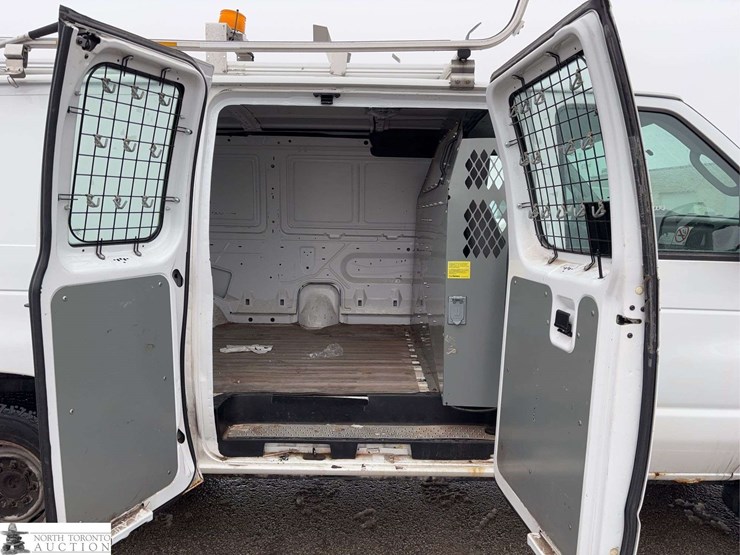 2011-ford-cargo-image-24