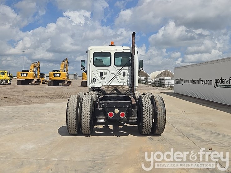2011-freightliner-cascadia-125-image-4