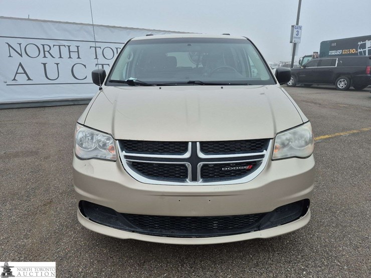 2015-dodge-grand-caravan-sxt-image-2
