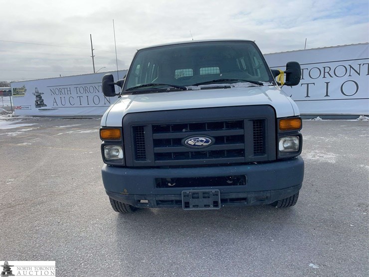 2014-ford-cargo-image-2