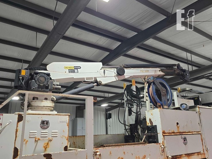 2012-freightliner-m2-106-image-9