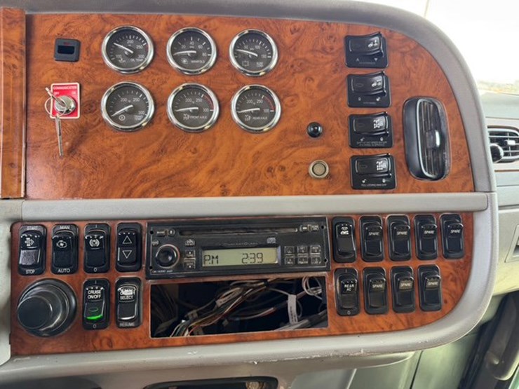 2009-peterbilt-388-image-18