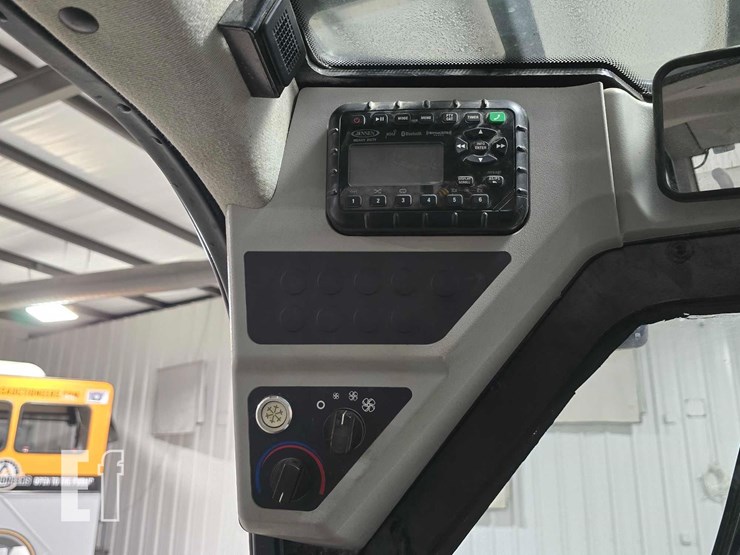 2022-jcb-3ts-8t-image-17