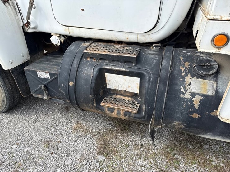 #31721-•-1989-mack-r690t-single-axle-fuel-truck-image-15