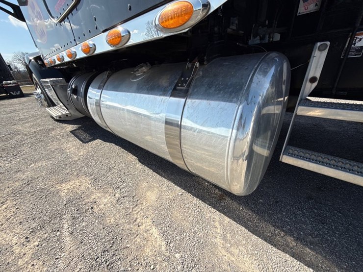 2018-peterbilt-579-image-28