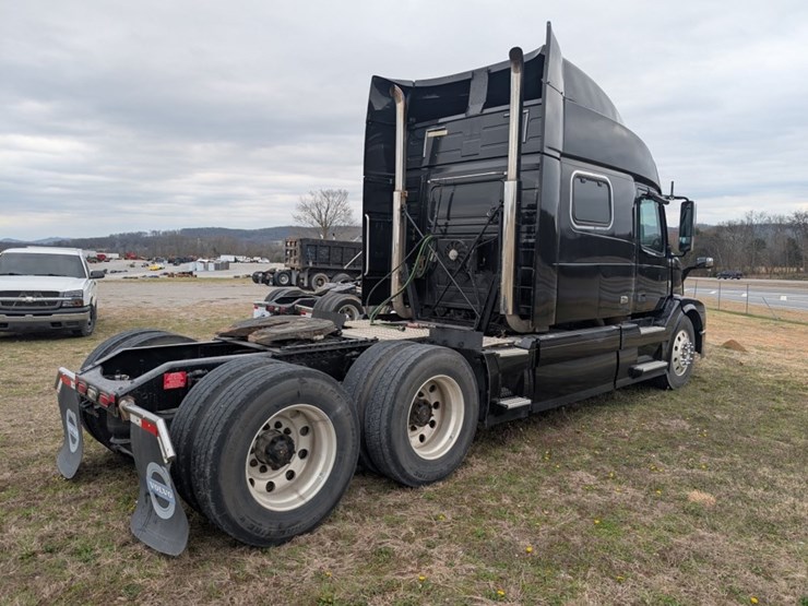 #31951-•-2015-volvo-vnl-tandem-axle-truck-tractor-image-3