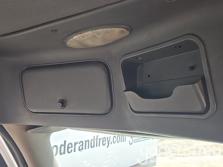 2011-freightliner-cascadia-125-image-90