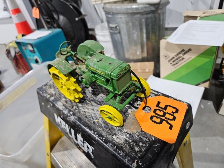 #985-•-john-deere-1/16-die-cast-toy-tractor-image-5