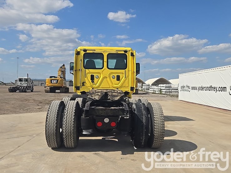 2014-freightliner-cascadia-113-image-4