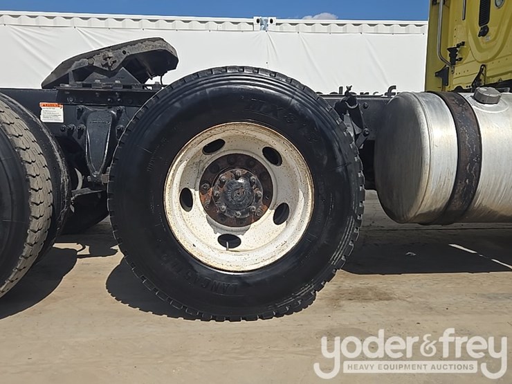 2014-freightliner-cascadia-113-image-18