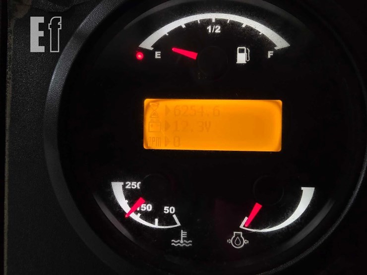 2014-caterpillar-tl1055c-image-17