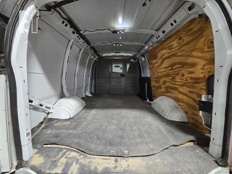 2017-chevrolet-express-2500-image-15