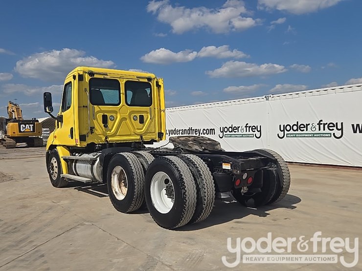 2014-freightliner-cascadia-113-image-3