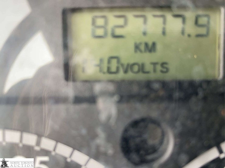 2010-freightliner-m2-106-image-12